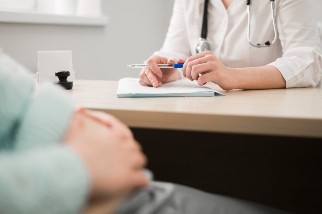 Ärztin im Gespräch mit einer Patientin in der Praxis